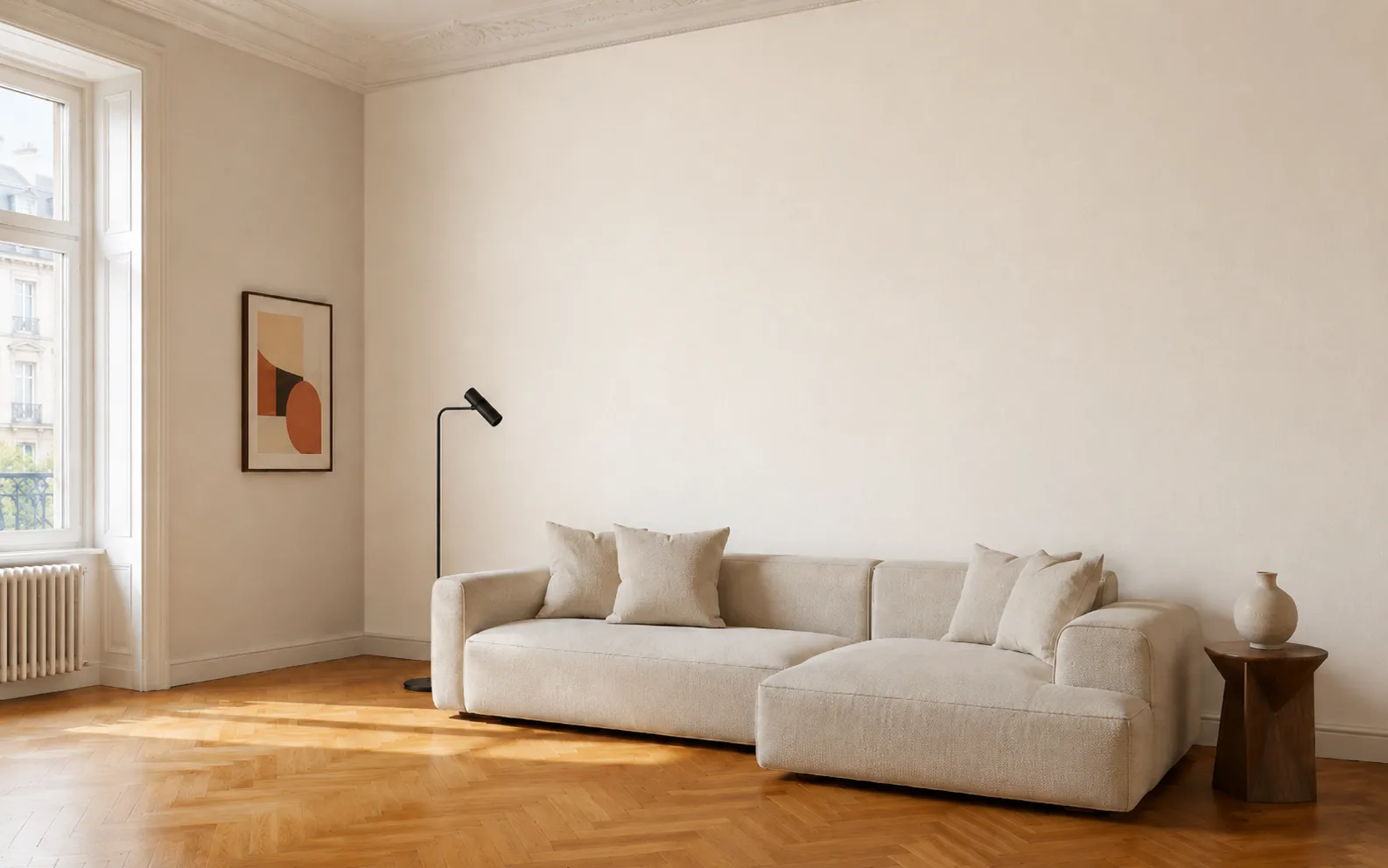 Wohnraum mit Wand in Sandbeige